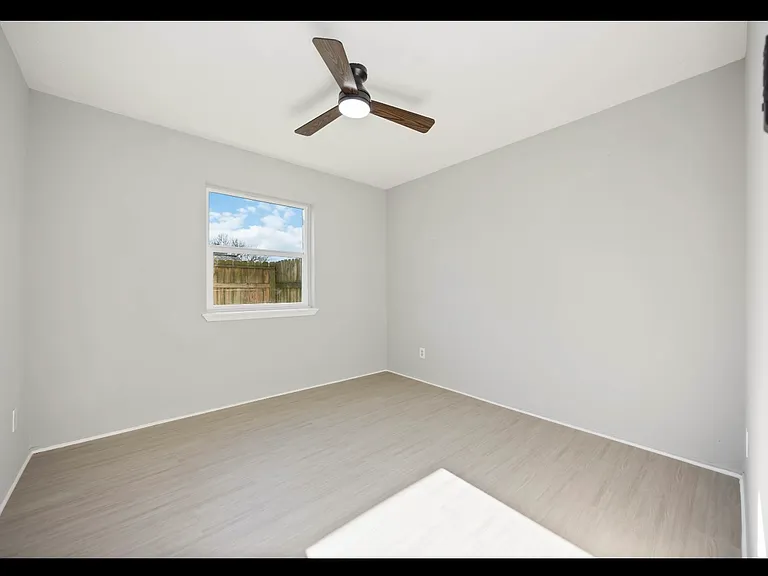2302 Green Knoll Dr — Photo 16