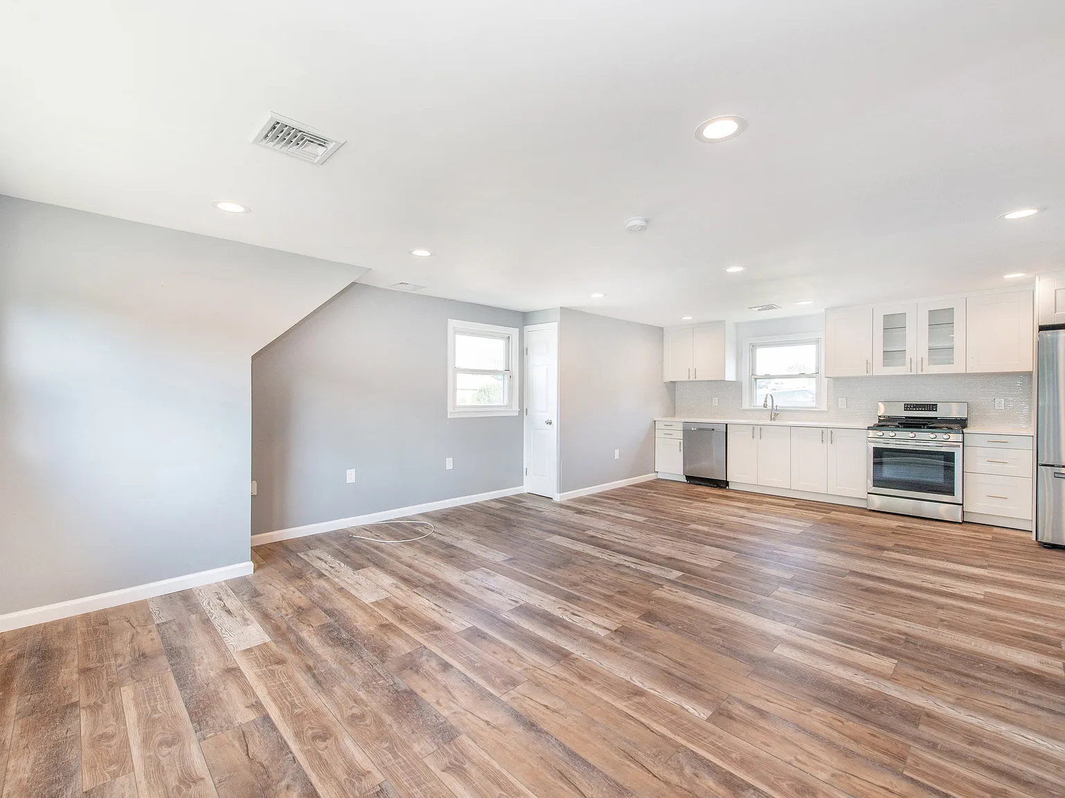 3 bed, 1200 sqft, $2,575 — Photo 2