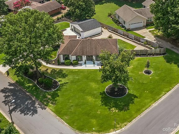 2nd image of 3901 Eastshire Ct