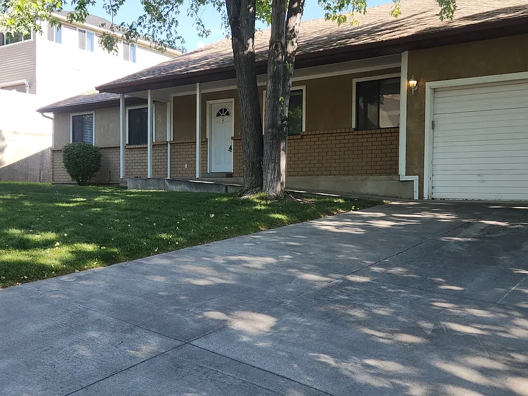 938 E 25 S — Photo 2