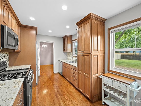 4th image of 2960 Middlebury Dr