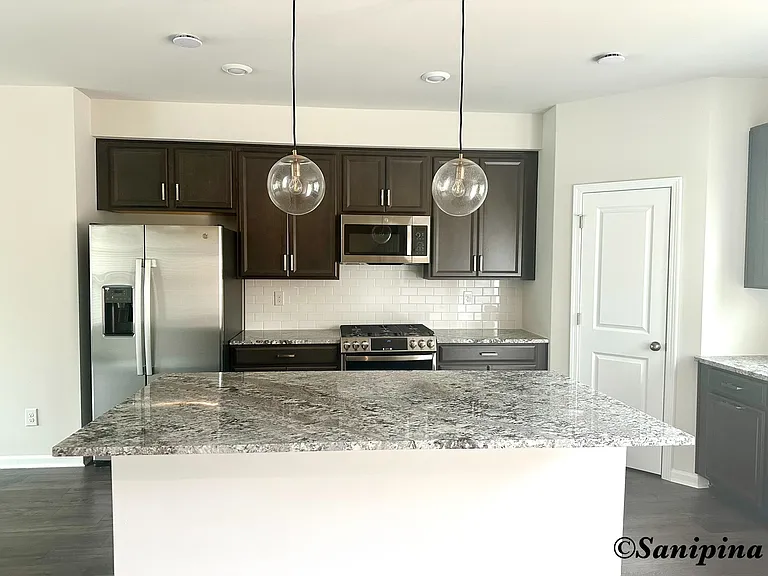 Energy efficient stainless steel appliances including gas cooktop, microwave and wall oven
GE_ Profile dishwasher
Stainless steel double bowl sink
USB charging outlet
Timberlake_ cabinets with 42" upper cabinets
Large kitchen island with Silestone_ Granit