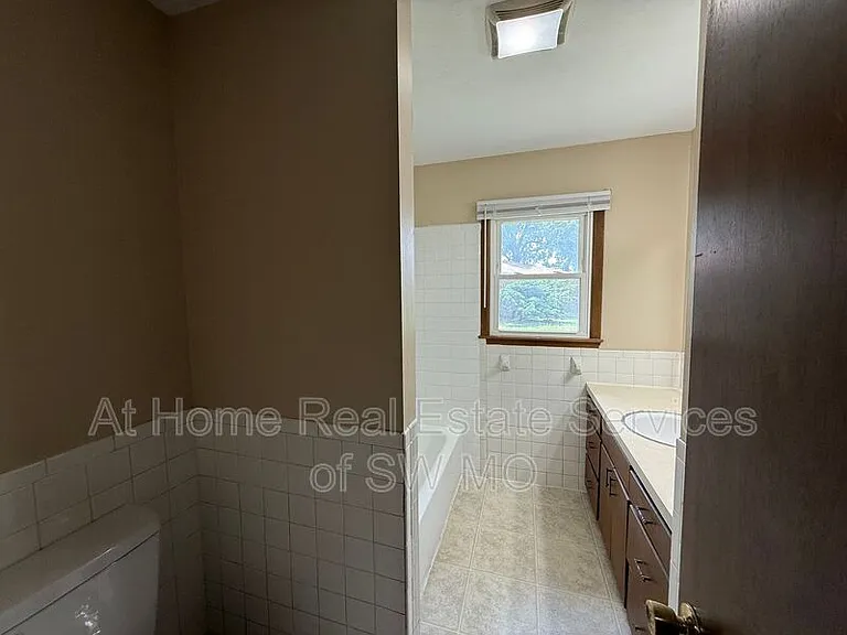 1920 Bellerive Dr — Photo 7