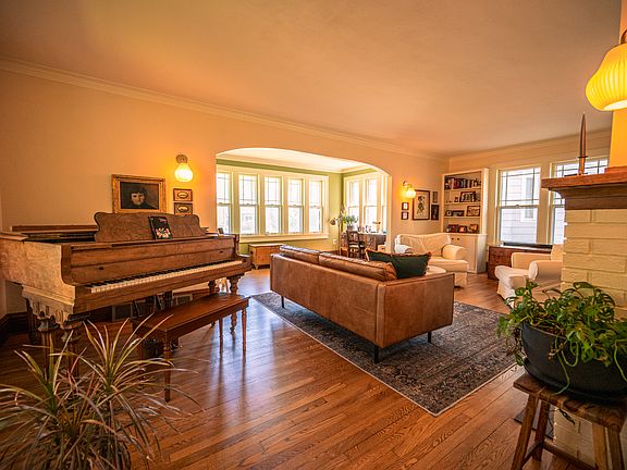 4th image of 2222 Commonwealth Ave