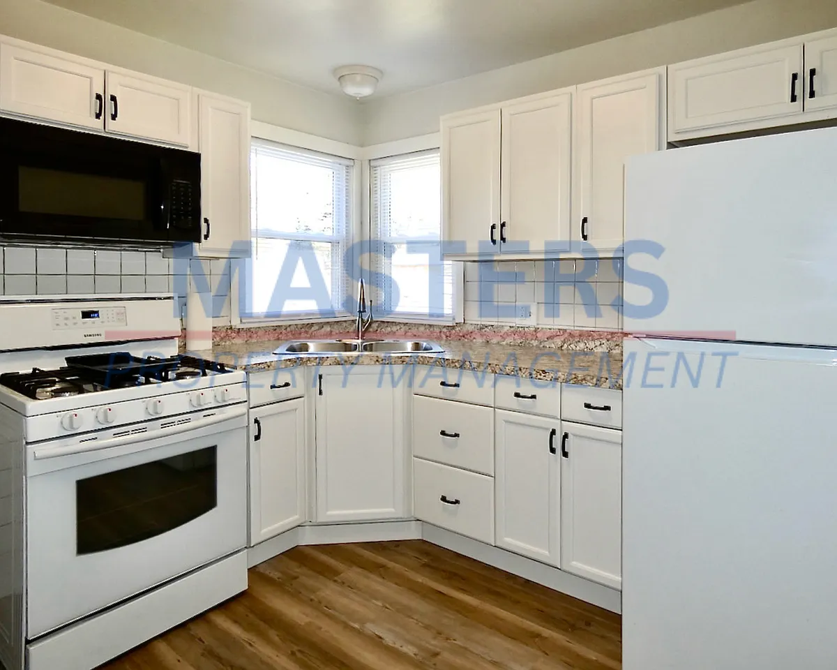 Building Photo - 926 Searles Rd