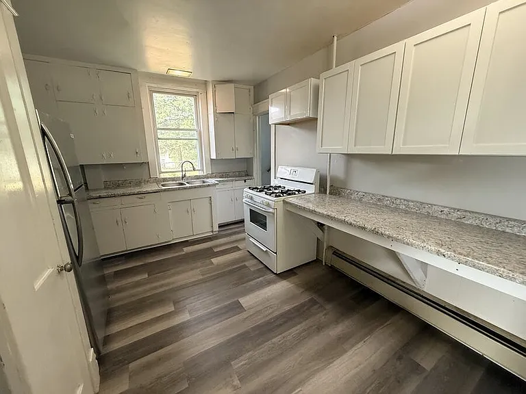 1204 Kenwood Ave — Photo 6