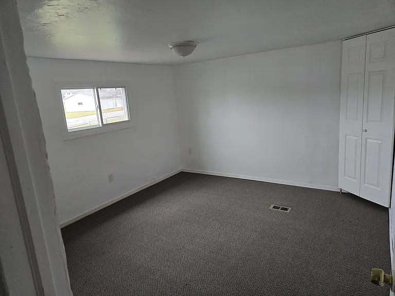 112 N Maple St — Photo 3