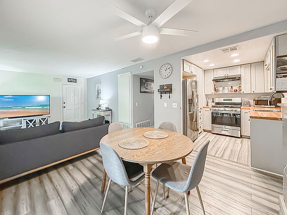 4th image of 1346 E Hillcrest Dr Unit 44