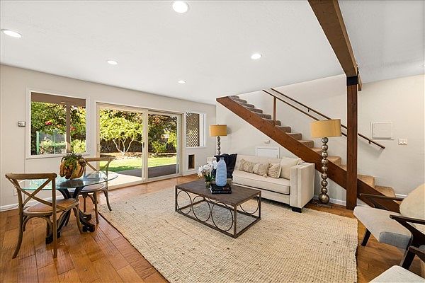 1st image of 810 Gravilla Dr #B