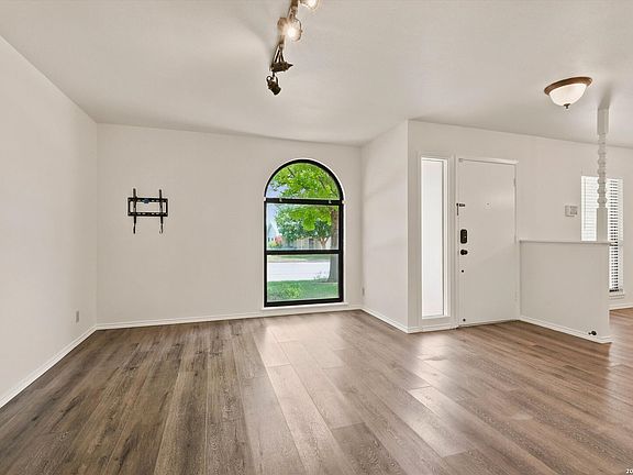 3rd image of 7829 VILLAGE OAK DR