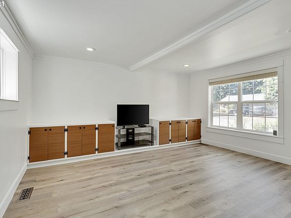 4th image of 750 NE 4th Ave