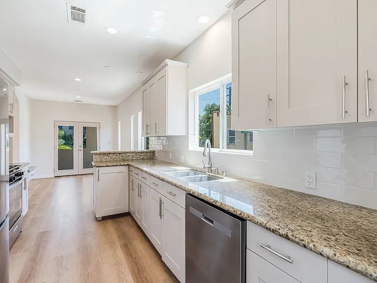 1100 S Highland Ave — Photo 13