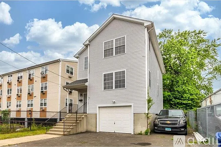 752 Beechwood Ave — Photo 2