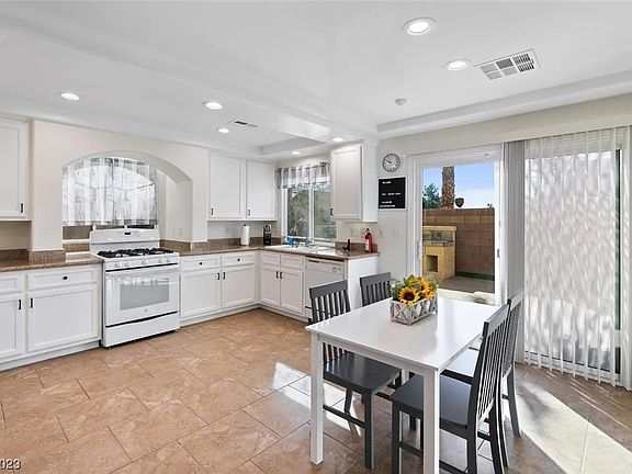 3rd image of 6885 Philharmonic Ave
