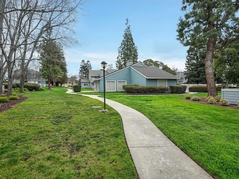 1460 Four Oaks Cir — Photo 23