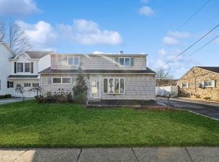 10 Reading Ln, Bethpage, NY 11714