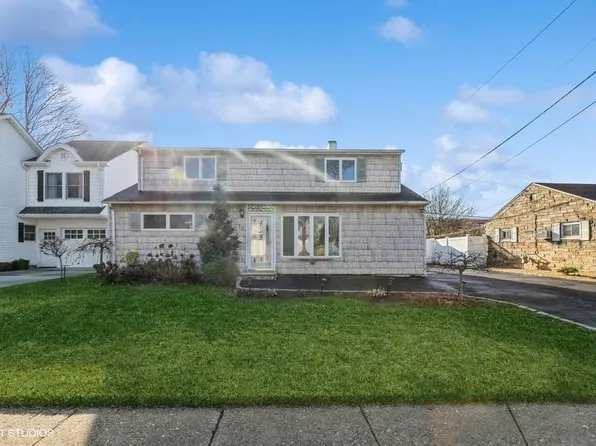10 Reading Lane, Bethpage, NY 11714