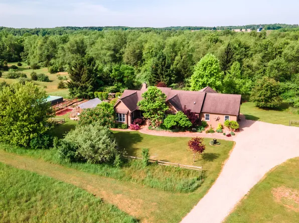 1477 E Hastings Lake Rd, Jonesville, MI 49250