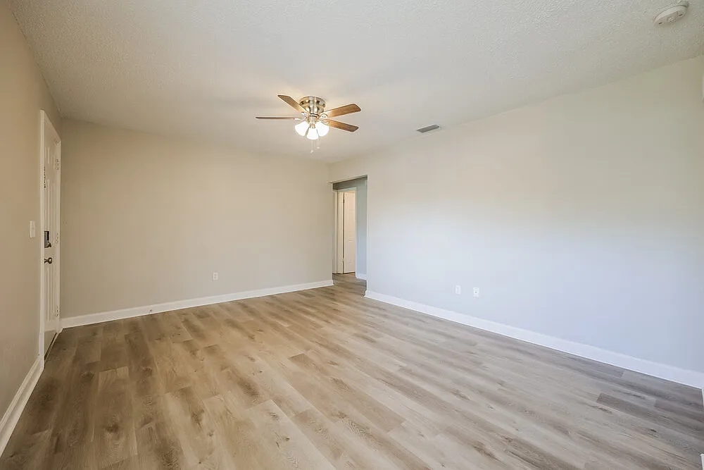 4 bed, 2.0 bath, 1300 sqft, $2,660 — Photo 3