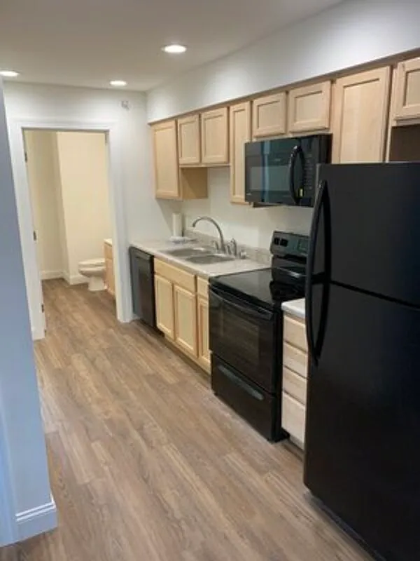 4 bed, 1.5 bath, $4,480 — Photo 2