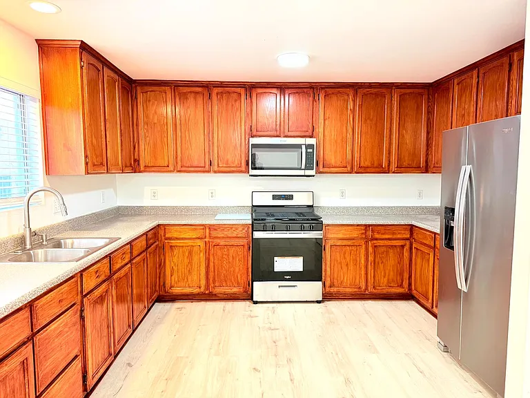 762 W. 21st St. — Photo 9