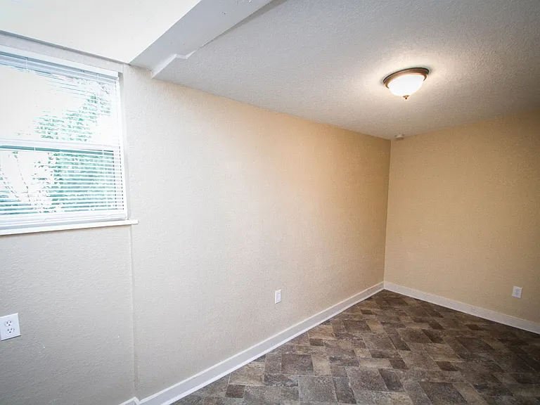 936 Poinsettia — Photo 14