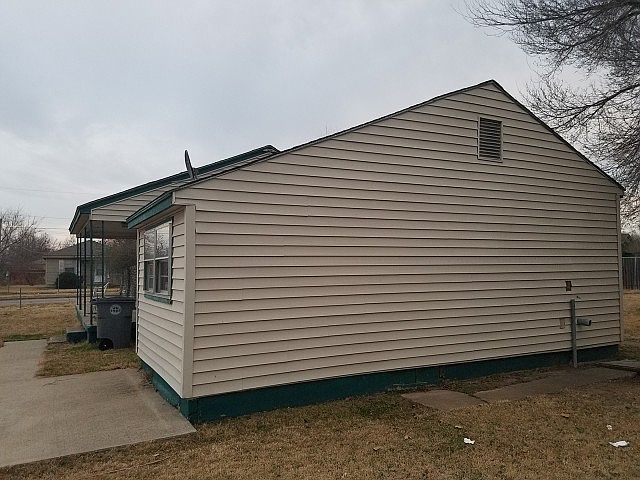 2nd image of 419 SW 23rd Pl