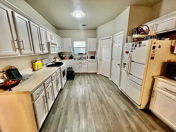Spacious kitchen 