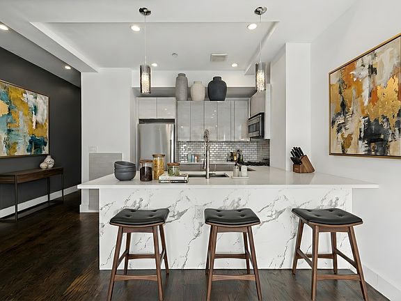 4th image of 183 Moffat St #1