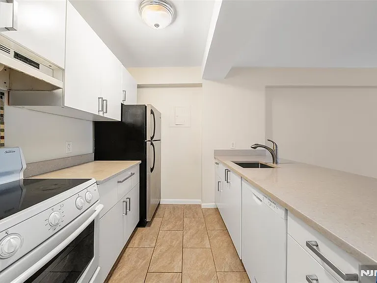 333 Grand Ave — Photo 2