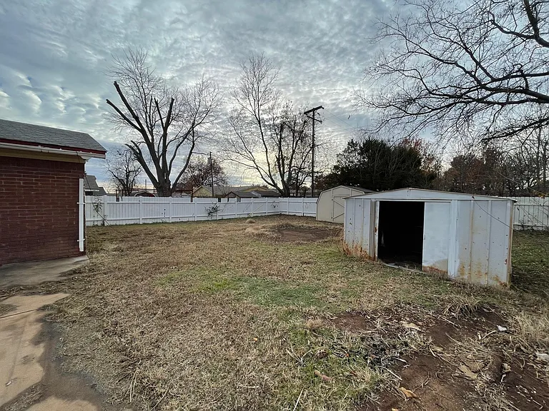 208 N Eastern Ave — Photo 11