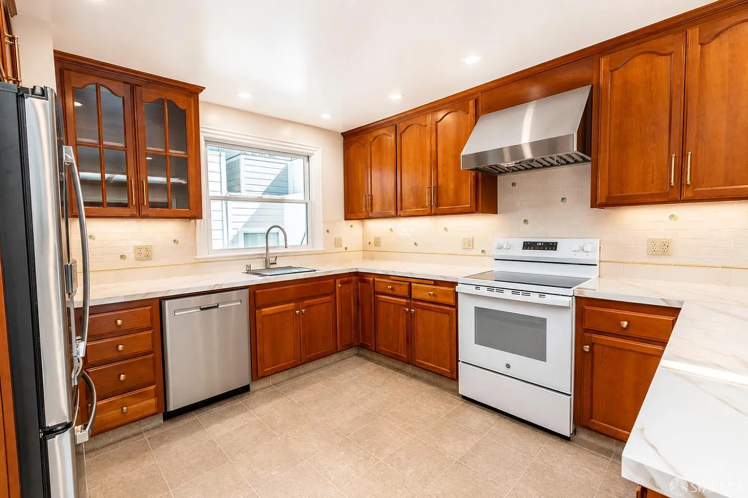 4 bed, 2.0 bath, 7455 sqft, $13,500 — Photo 2