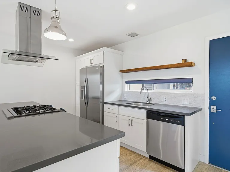 4200 Shorecrest — Photo 2