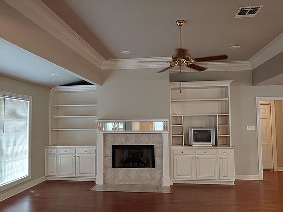 Livingroom-Gas Fireplace