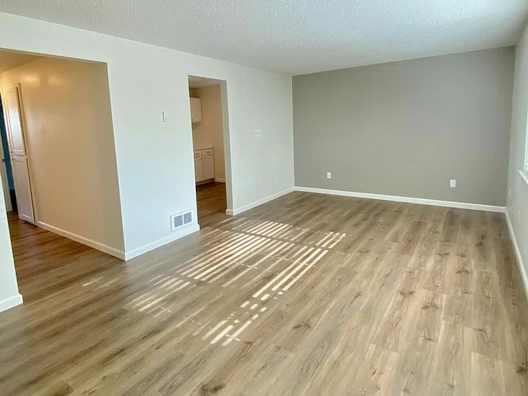 Timberlane Apartments — Photo 9