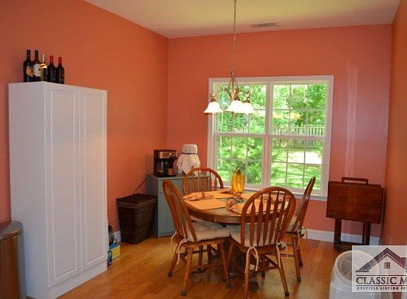 Eat-in-Kitchen