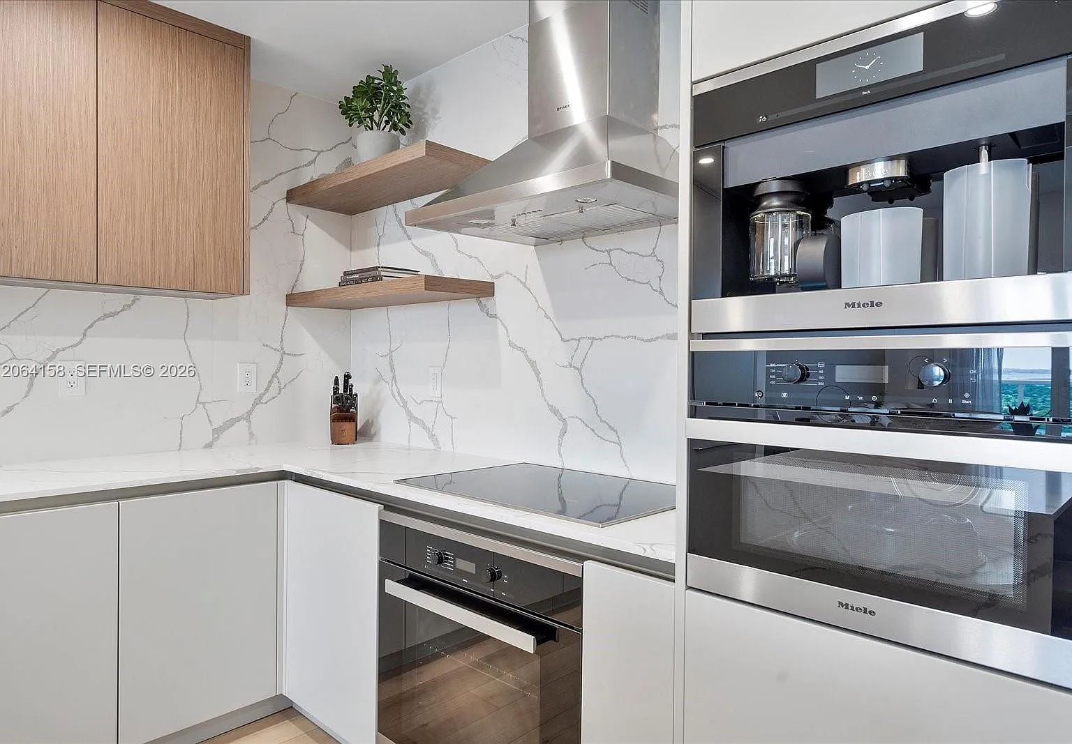 Roney Palace Condo — Photo 4