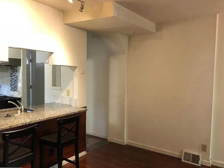 2131 Clymer St — Photo 10
