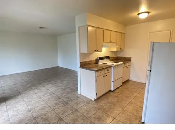 3052 W Pontiac Way APT 103, Fresno, CA 93722