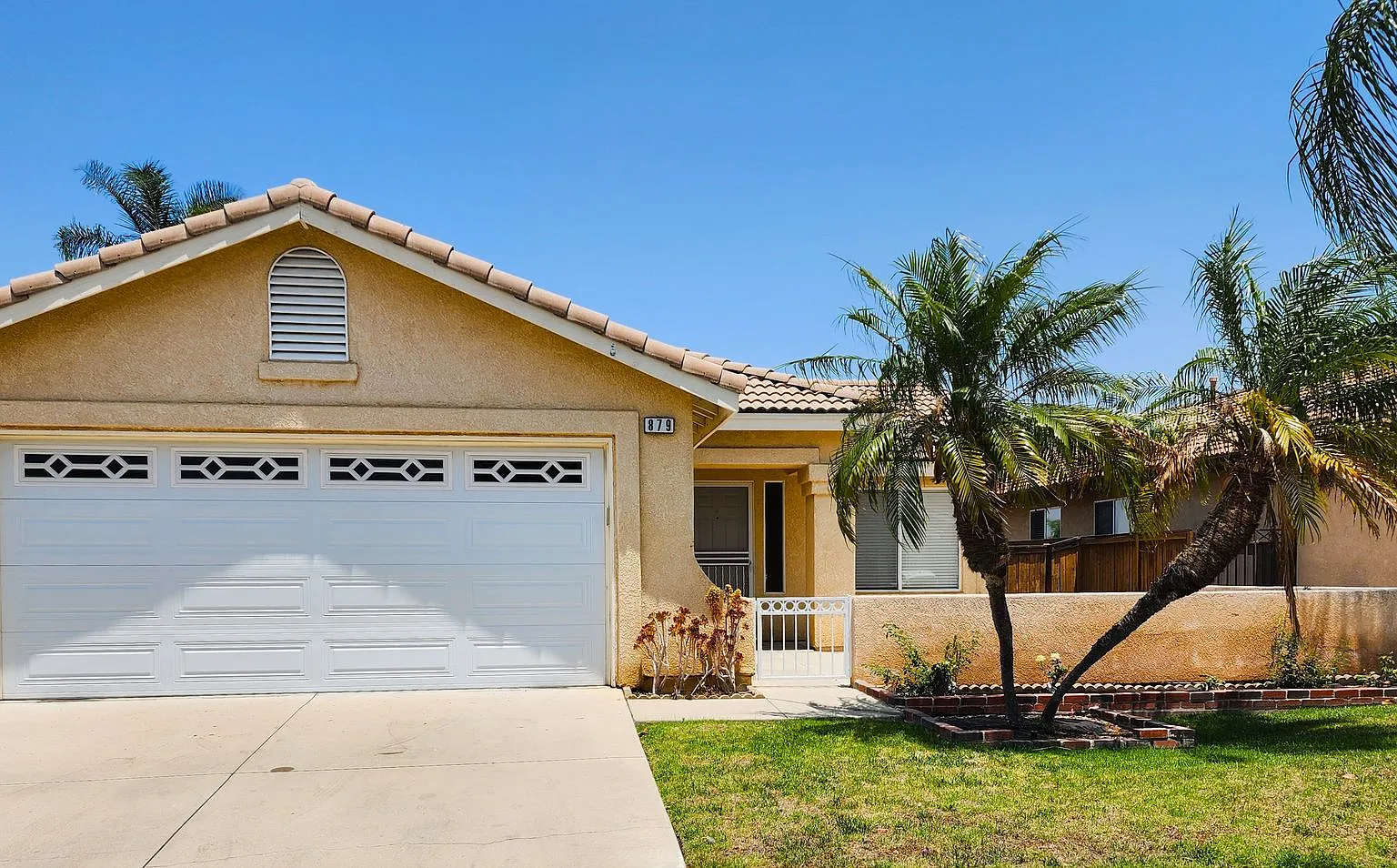 Charming Single Story 3BD 2BA Home in one of Corona's most desirable neighborhoods! — Photo 1