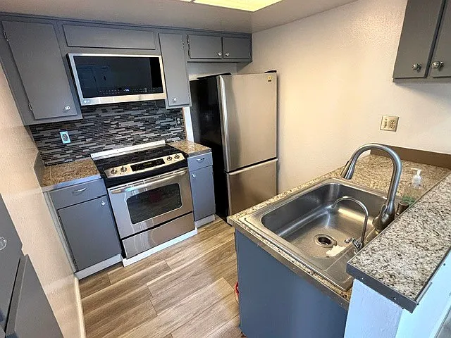 2 bed, 1000 sqft, $3,230 — Photo 4