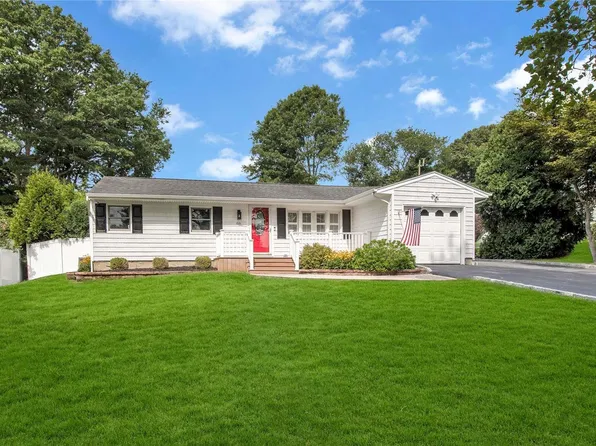 88 San Juan Drive, Hauppauge, NY 11788