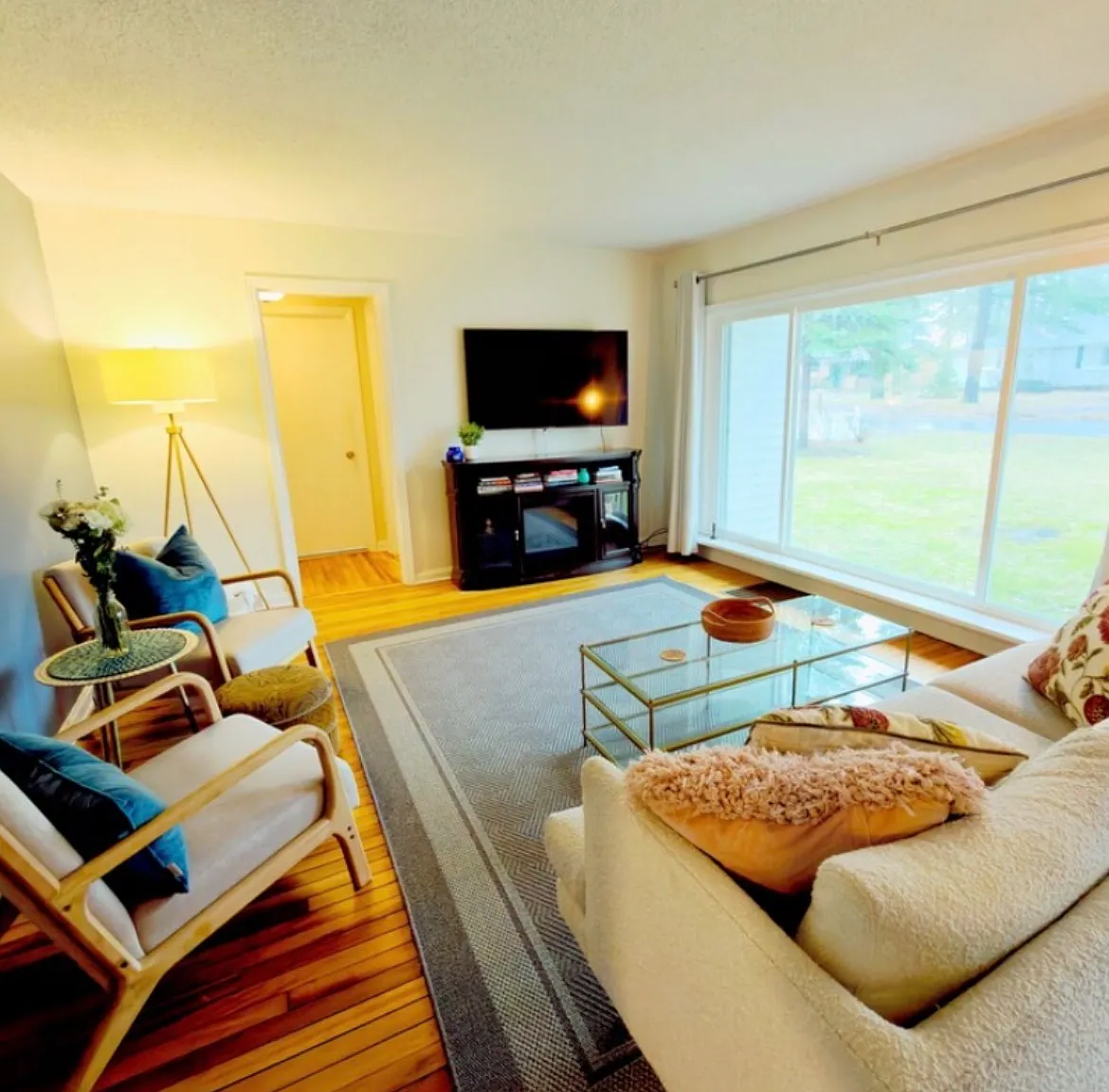 3 bed, 1.5 bath, 1324 sqft, $2,500 — Photo 3
