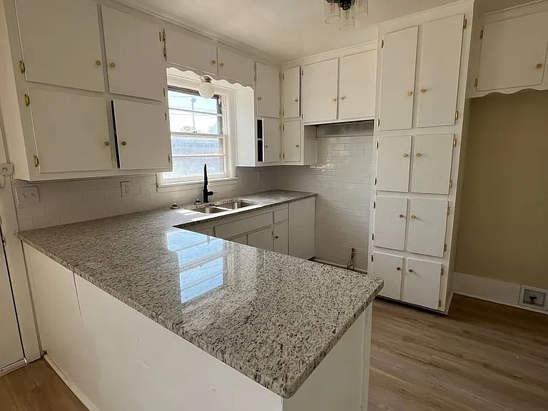 302 N Forest St — Photo 8