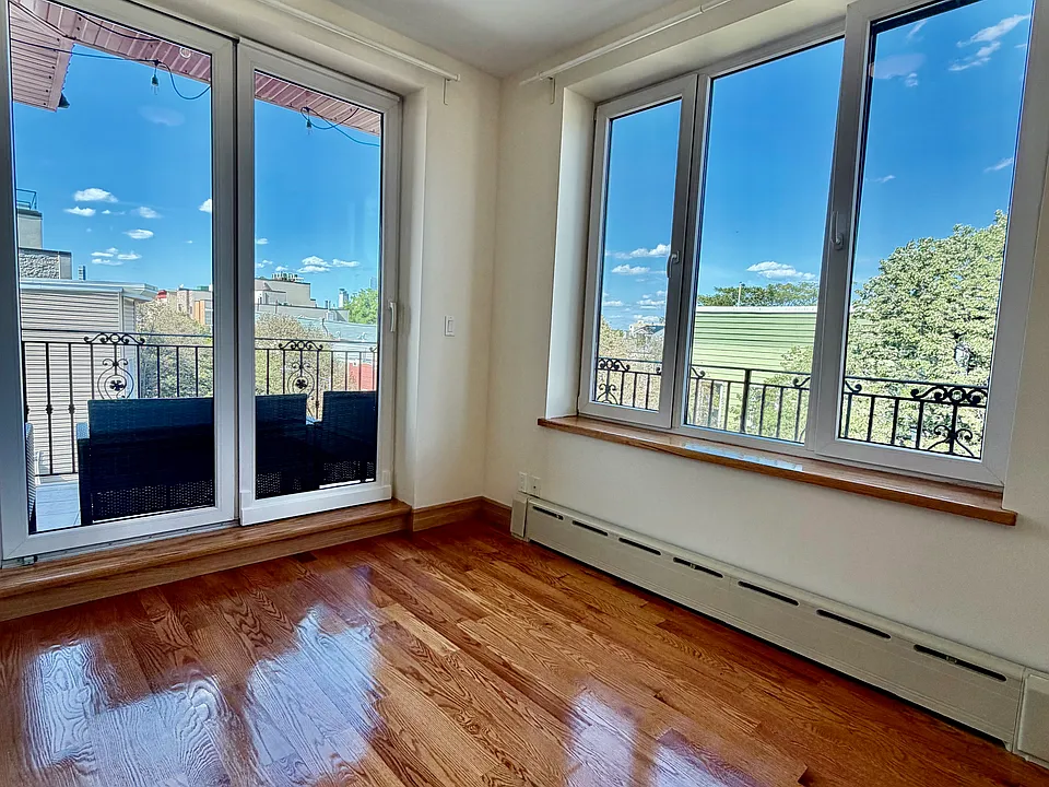 165 Nassau Ave #4R