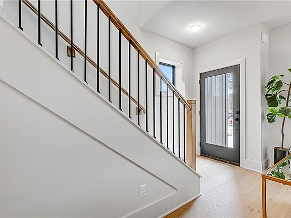 3rd image of 25 W 77th Ter