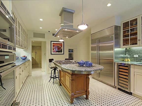 4th image of 226 E 61st St