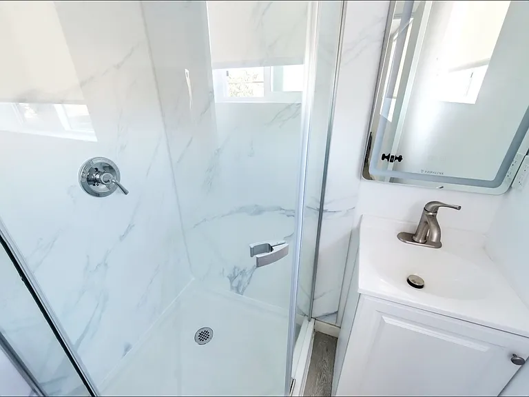 1815 W Adams Blvd — Photo 20