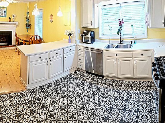 Kitchen has new gas stove & DW