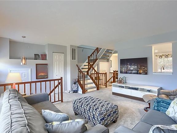 3rd image of 272 Clearbrook Ct